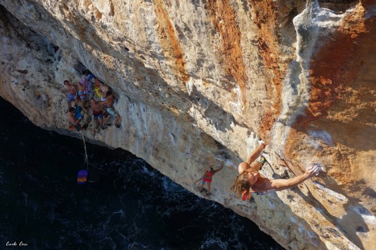 Stefano Zanetti su "two smoking barrels, Psicobloc, deep water solo sull’Isola di Maiorca